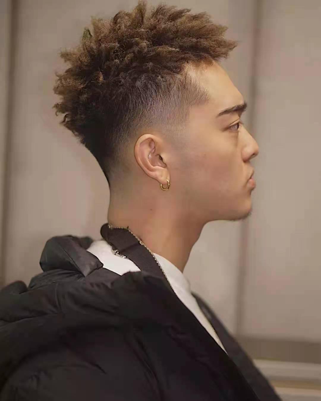 最新男士發(fā)型剃兩邊,最新男士發(fā)型剃兩邊，時尚潮流的詮釋與個性化魅力的展現(xiàn)
